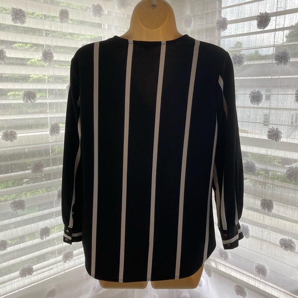 cute black and white blouse from banana republic, size small, great condition - Picture 2 of 4